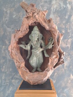 Bronzen beeld Ganesha in houtstronk.