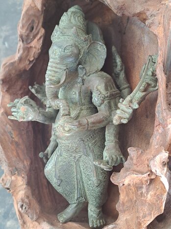 Bronzen beeld Ganesha in houtstronk.