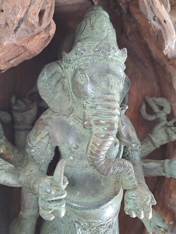 Bronzen beeld Ganesha in houtstronk.