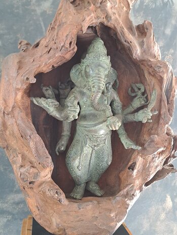 Bronzen beeld Ganesha in houtstronk.