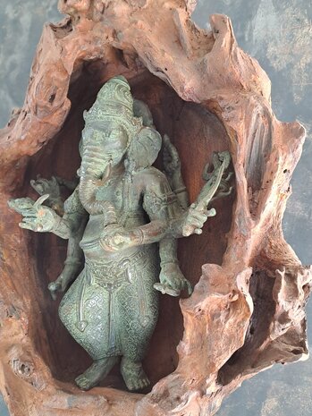 Bronzen beeld Ganesha in houtstronk.